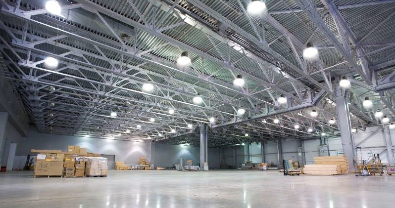 Nhà xưởng được chiếu sáng bởi đèn LED công suất cao