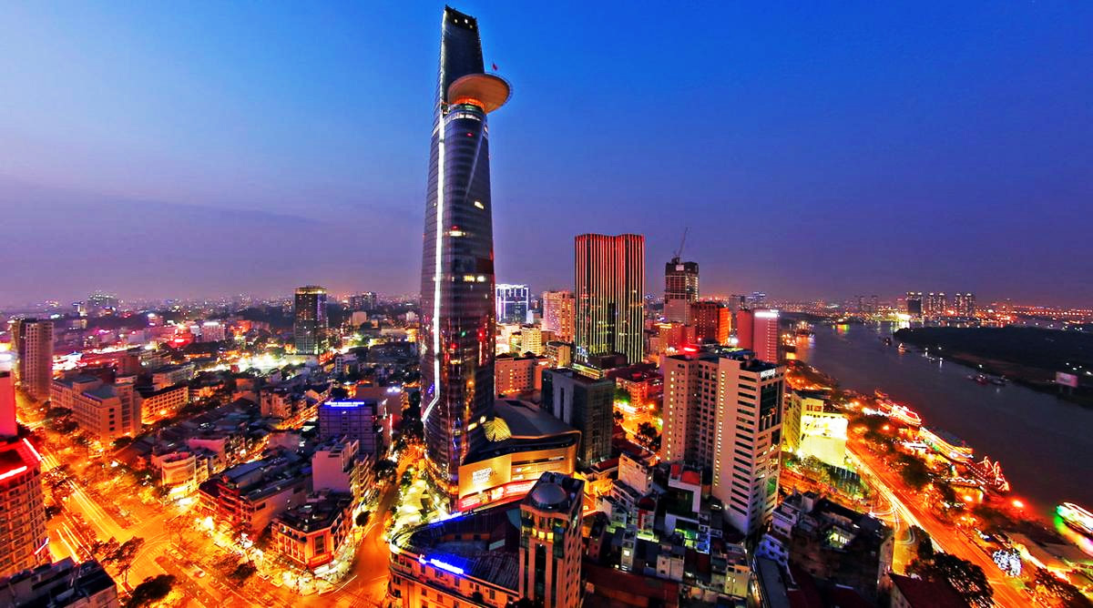 Quang cảnh Sài Gòn về đêm lung linh nhờ những ánh đèn