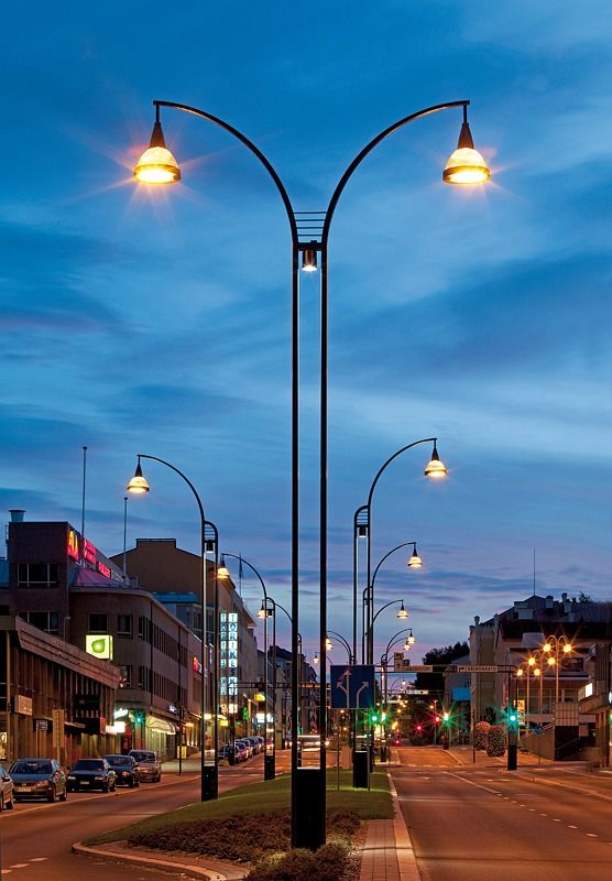 Đèn chiếu sáng đường phố với ánh sáng vàng 