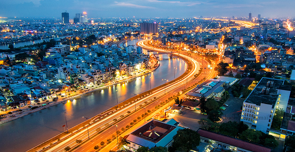 Đèn đường tạo nên cảnh sắc lung linh cho Sài Gòn về đêm