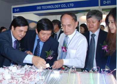 Bóng đèn Philips - Triển lãm quốc tế về Kỹ thuật, công nghệ và thiết bị chiếu sáng Led/OLed lần thứ 3 tại Việt Nam 2013 tại TP. HCM